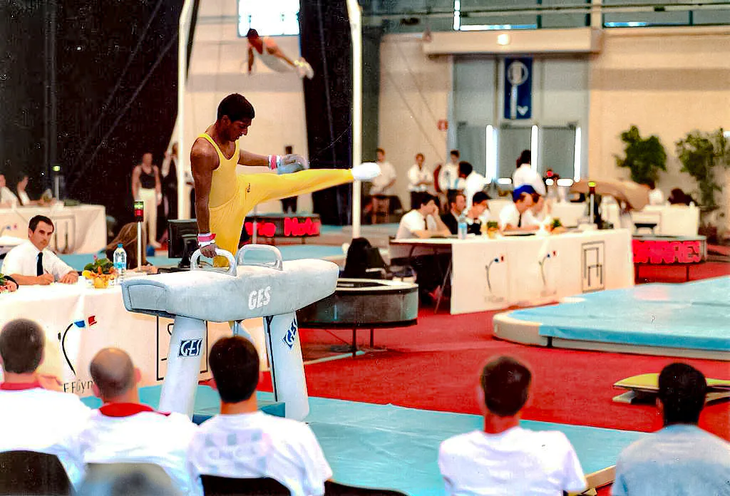 Emmanuel Dubuisson pratiquant la gymnastique aux arçons